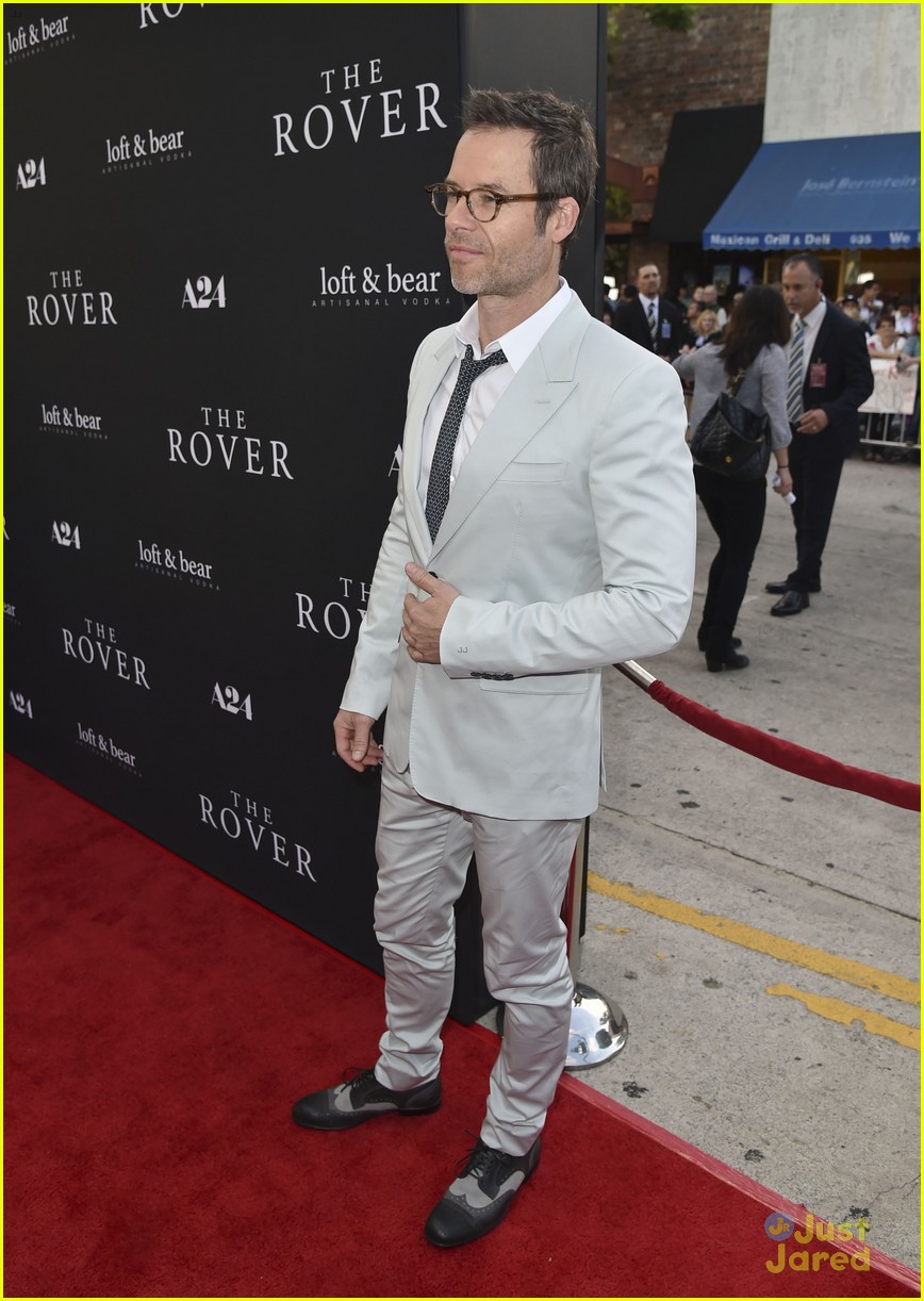 robert pattinson guy pearce rover hollywood premiere 17