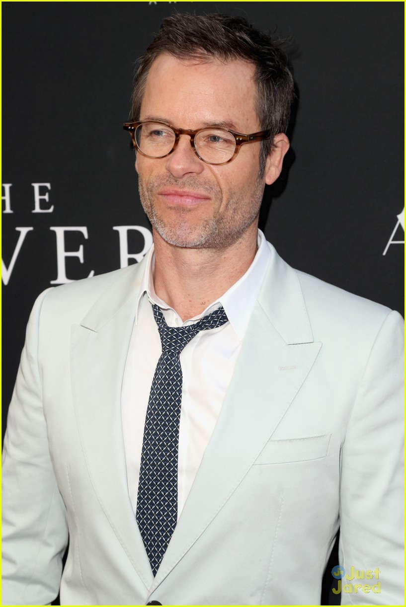 robert pattinson guy pearce rover hollywood premiere 20