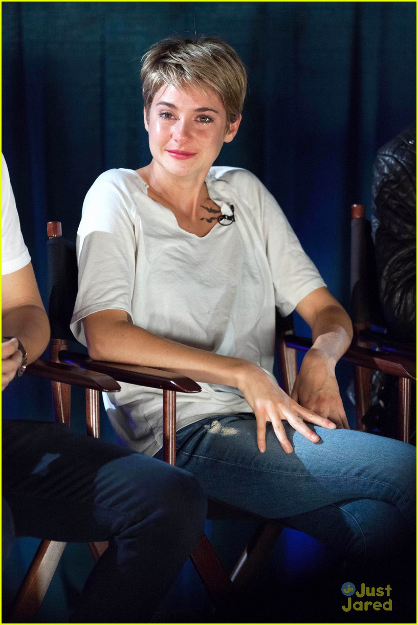 shailene woodley sheds a tear at the fault in our stars atlanta premiere 02