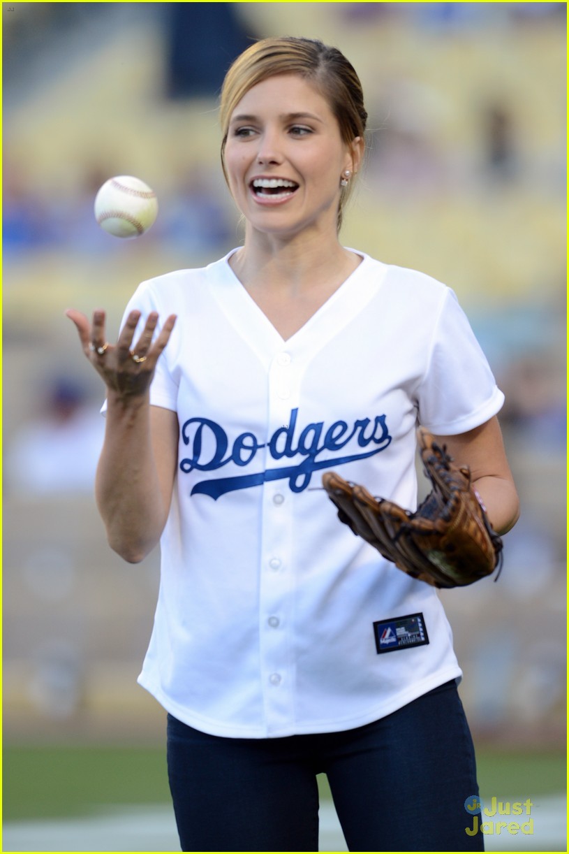sophia bush proud first pitch dodgers game 01
