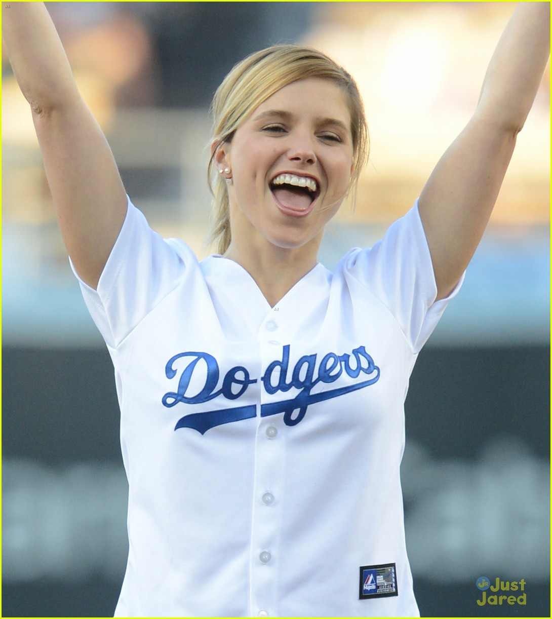 sophia bush proud first pitch dodgers game 05