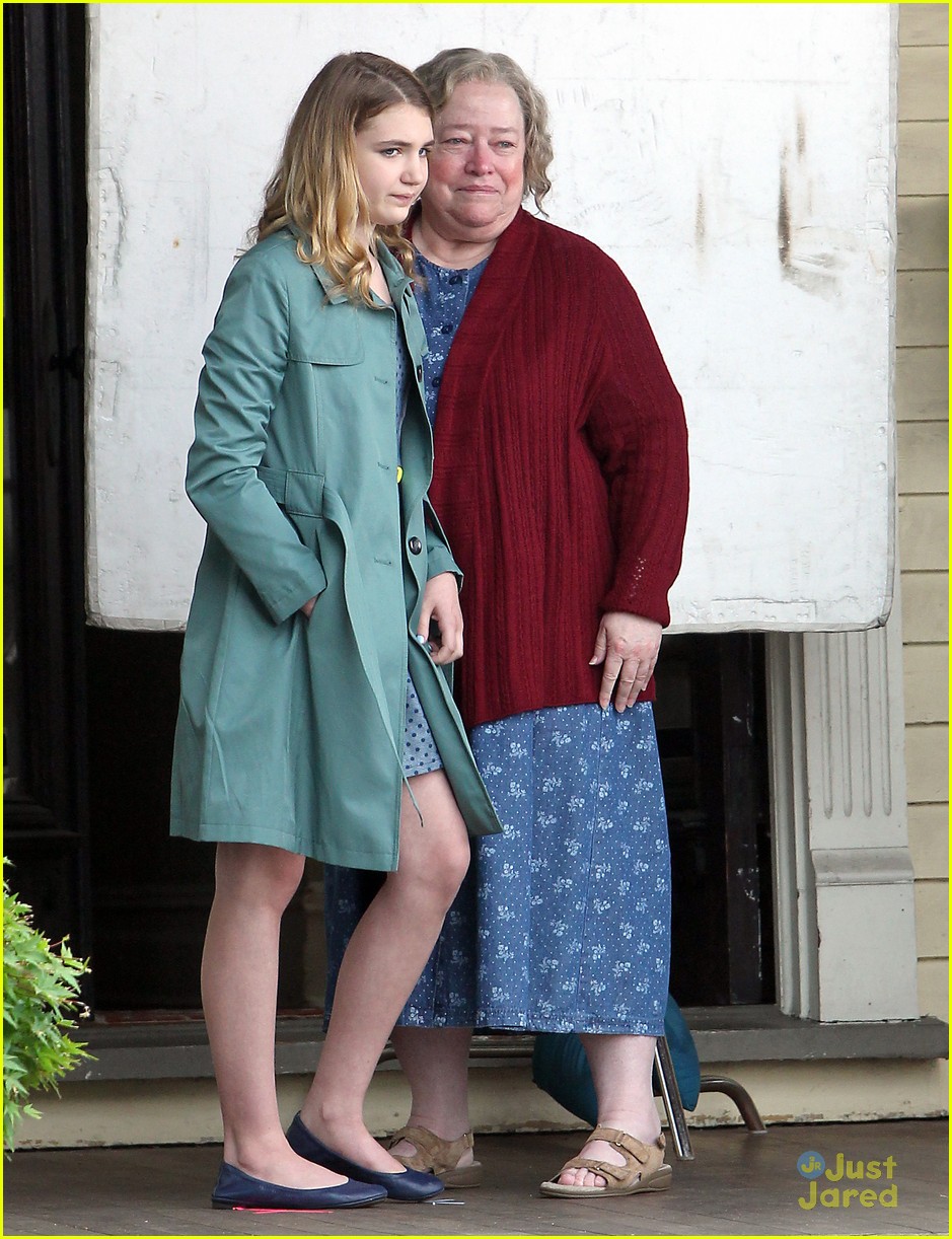 sophie nelisse kathy bates gilly filming 01