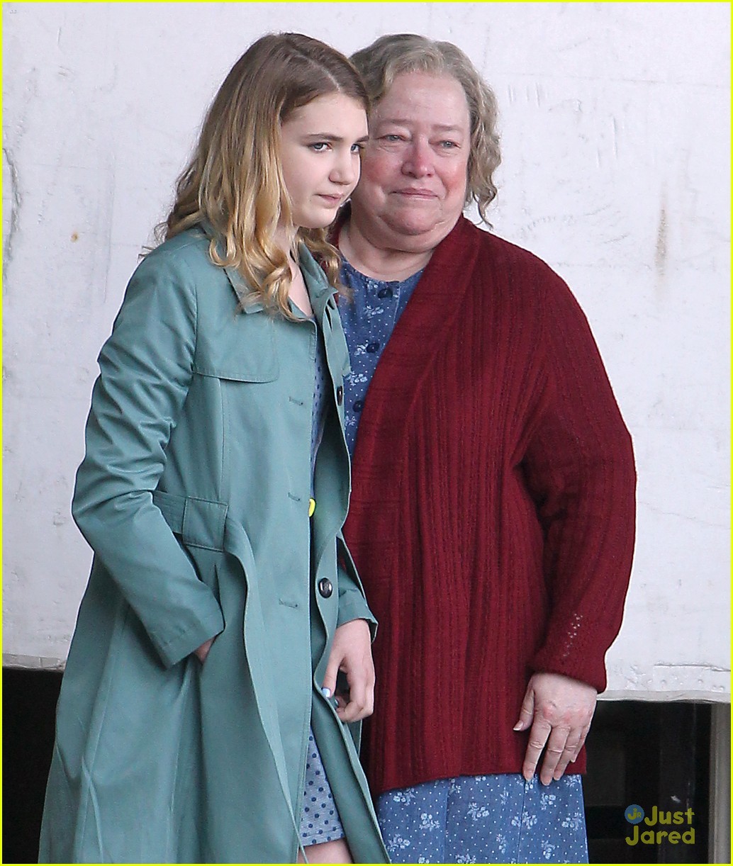 sophie nelisse kathy bates gilly filming 03