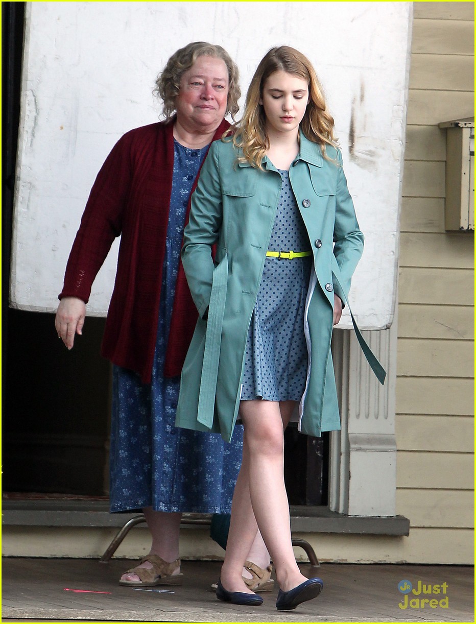 sophie nelisse kathy bates gilly filming 04