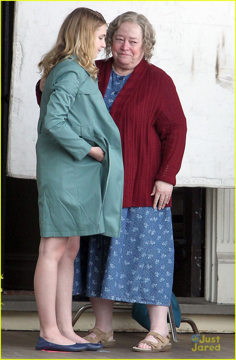 sophie nelisse kathy bates gilly filming 05