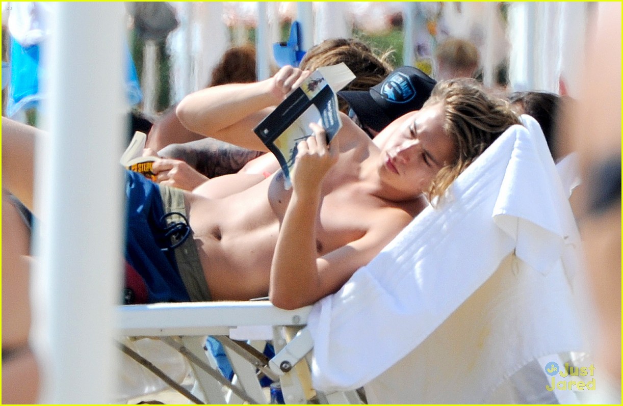 cole dylan sprouse italian beach 06