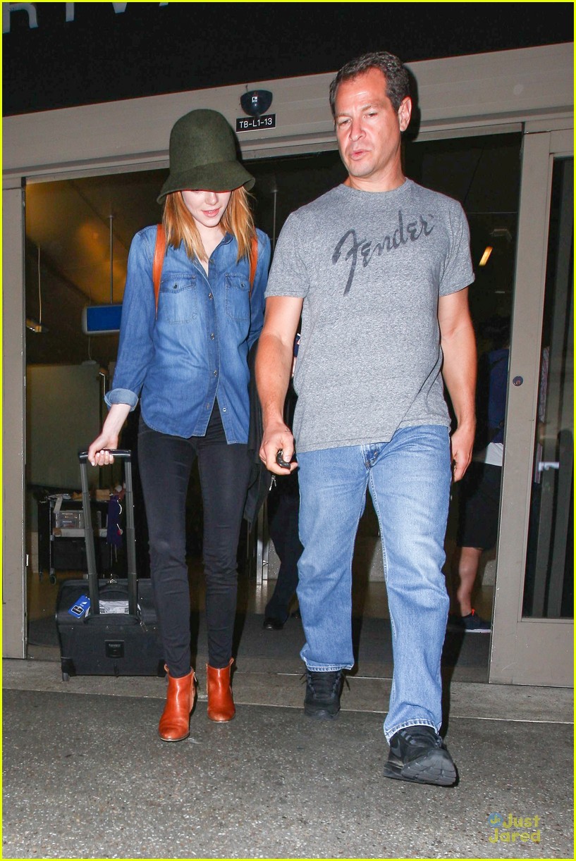 emma stone andrew garfield land in los angeles separately 01