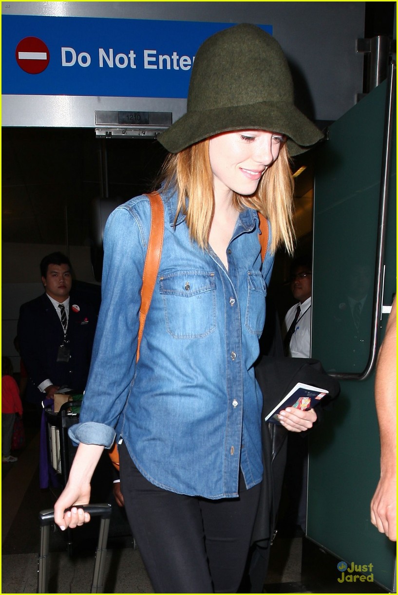 emma stone andrew garfield land in los angeles separately 02