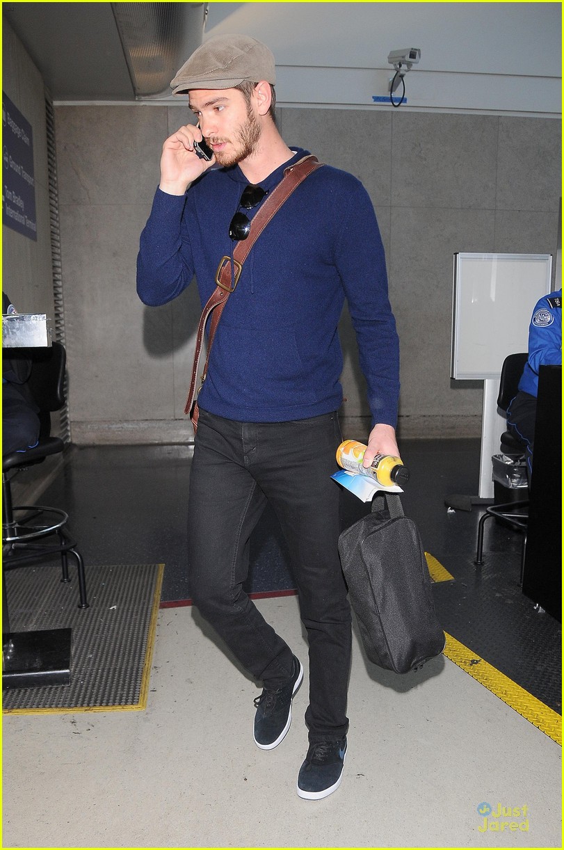 emma stone andrew garfield land in los angeles separately 09