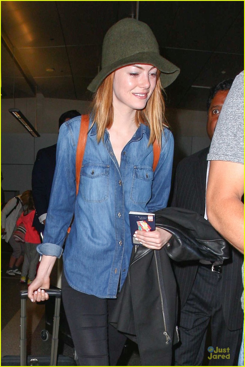emma stone andrew garfield land in los angeles separately 12