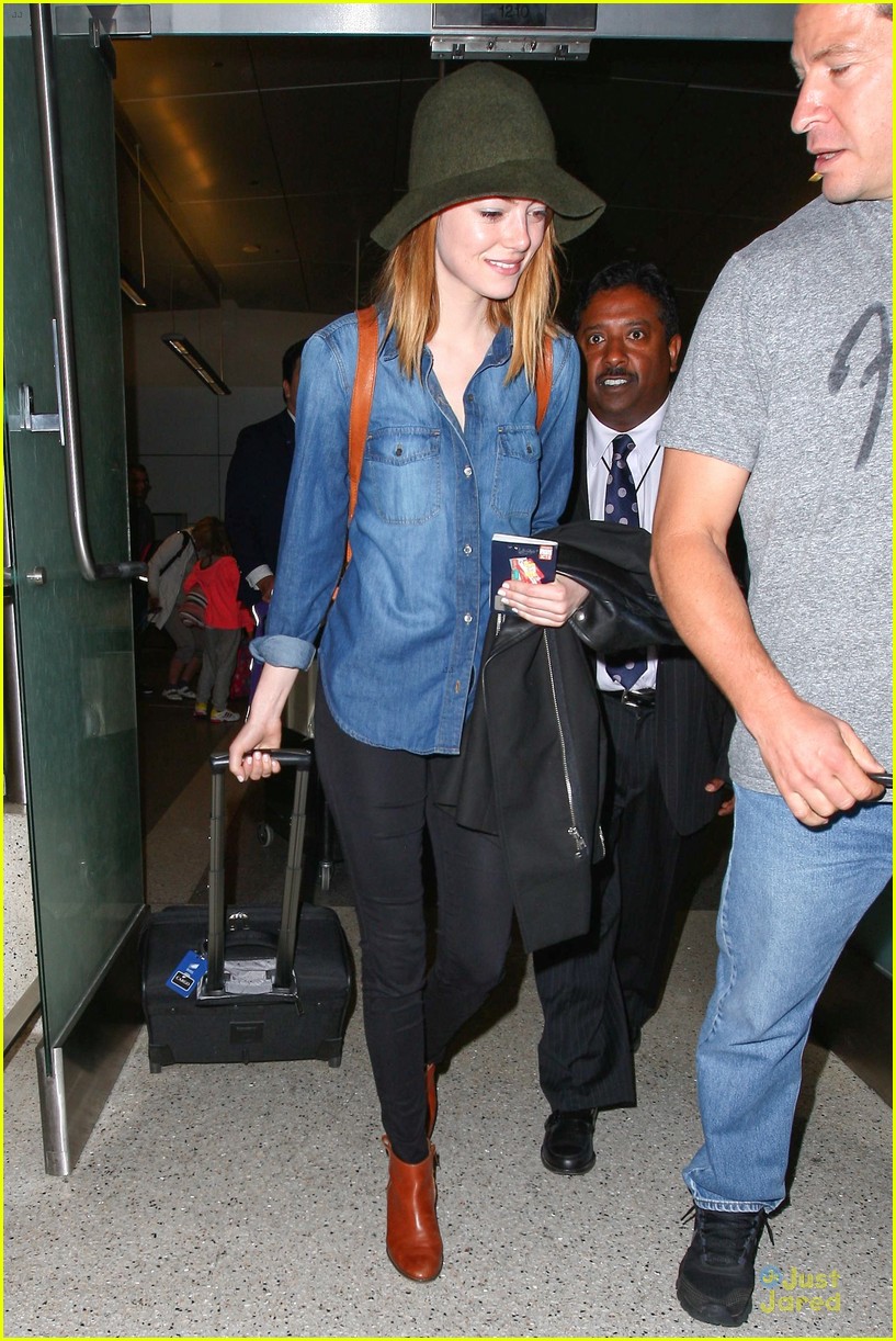 emma stone andrew garfield land in los angeles separately 14