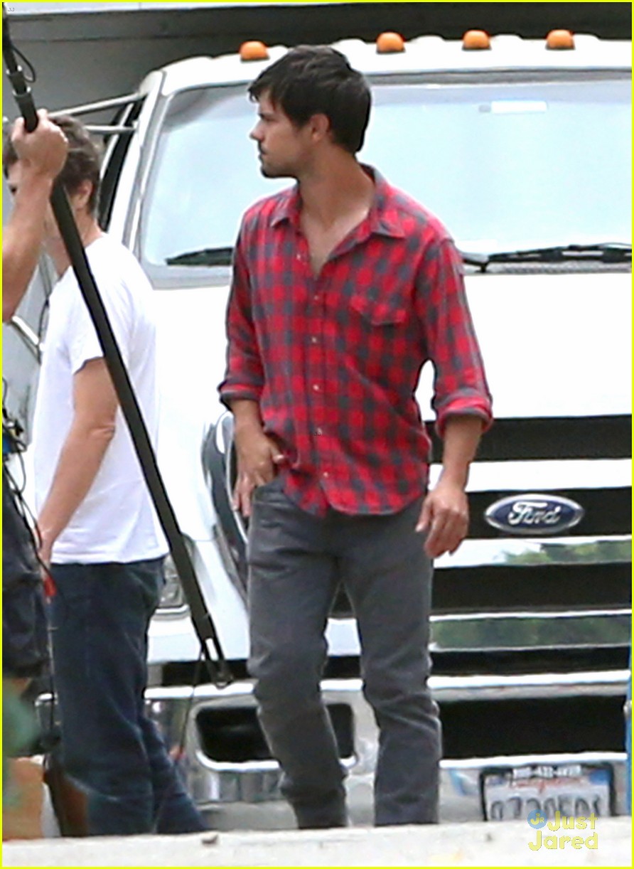 taylor lautner lunch run the tide set 01