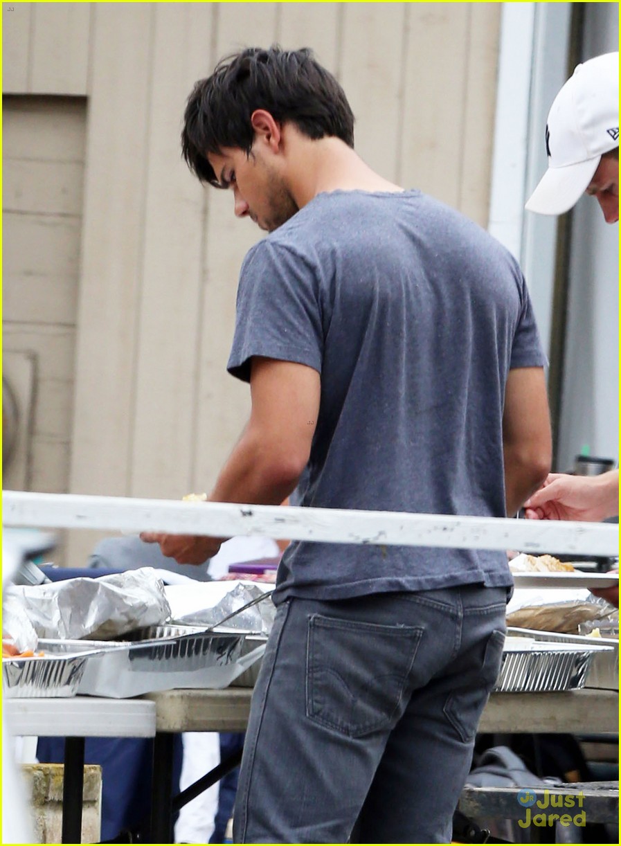 taylor lautner lunch run the tide set 04
