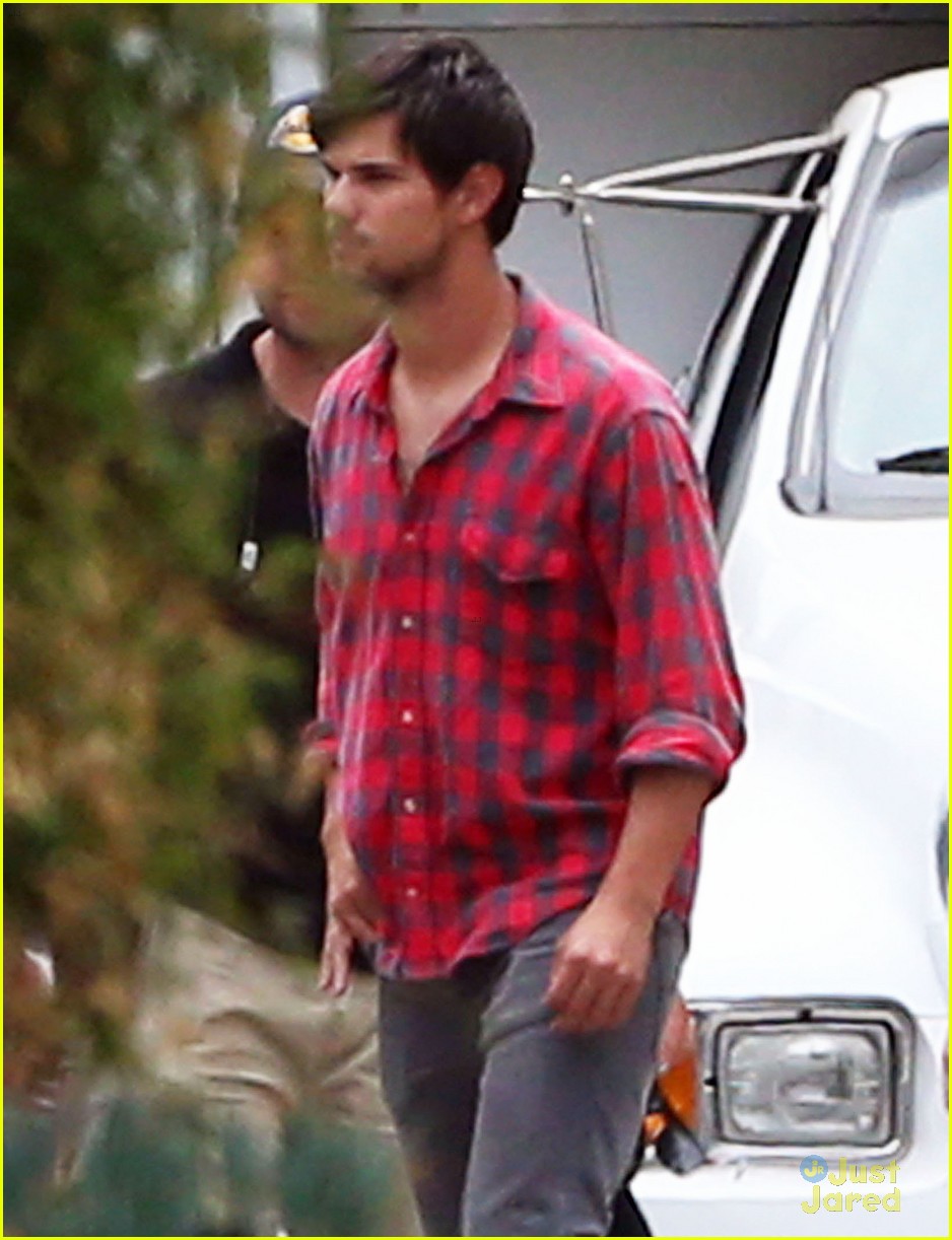 taylor lautner lunch run the tide set 05