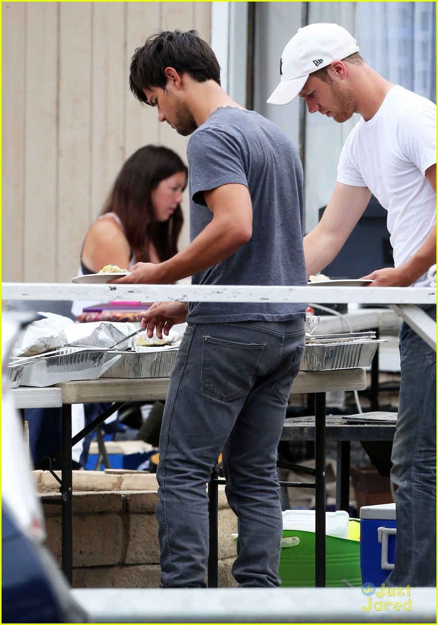 taylor lautner lunch run the tide set 06