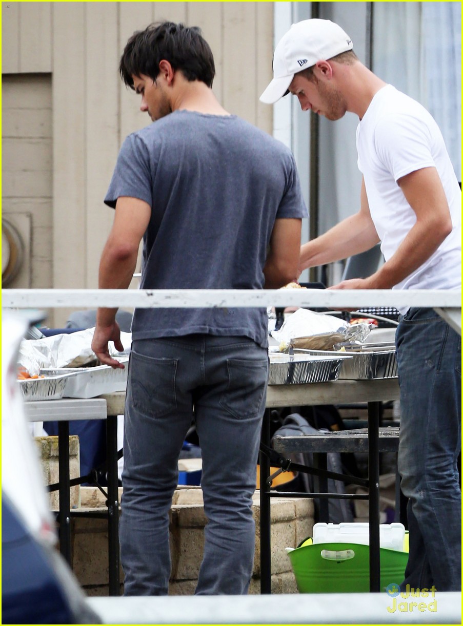 taylor lautner lunch run the tide set 07