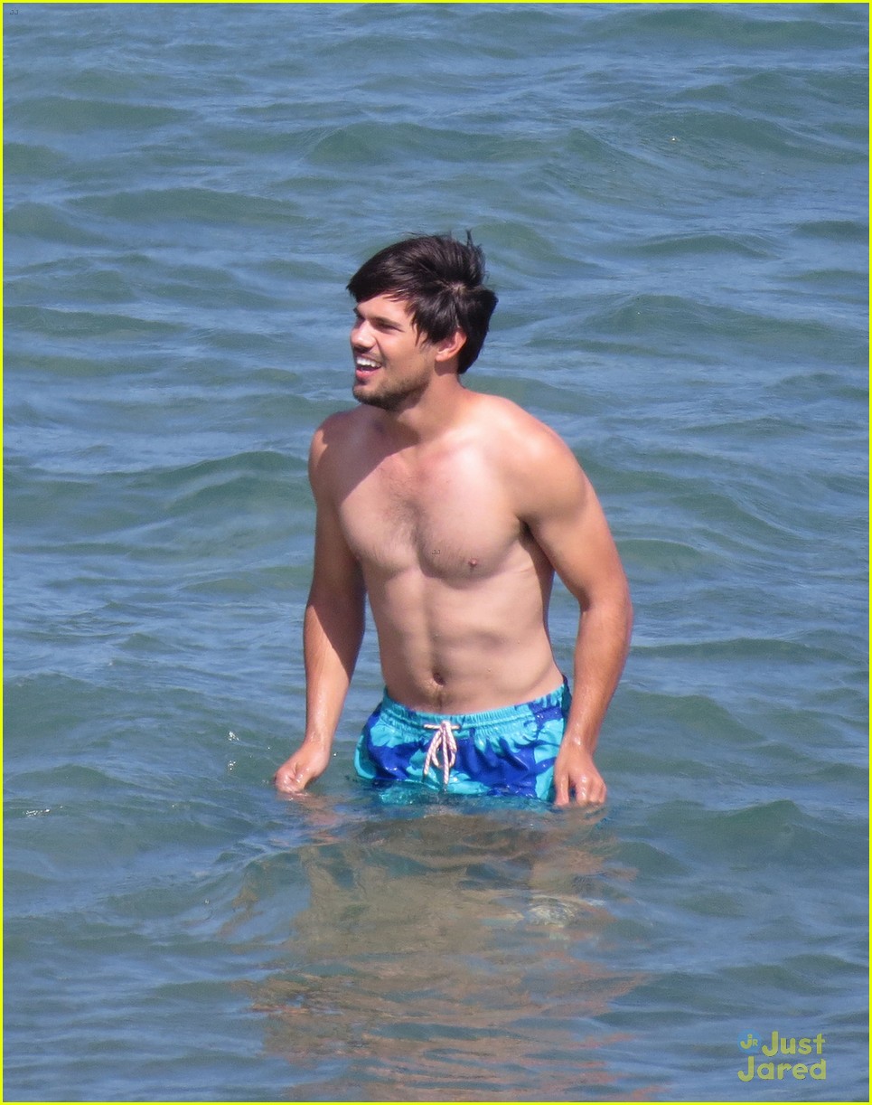 taylor lautner goes shirtless for run the tide beach scenes 05