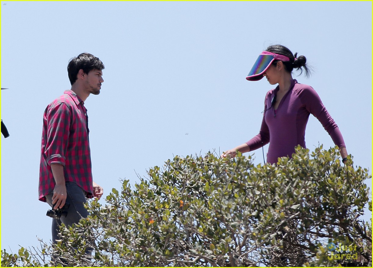 taylor lautner goes shirtless for run the tide beach scenes 06
