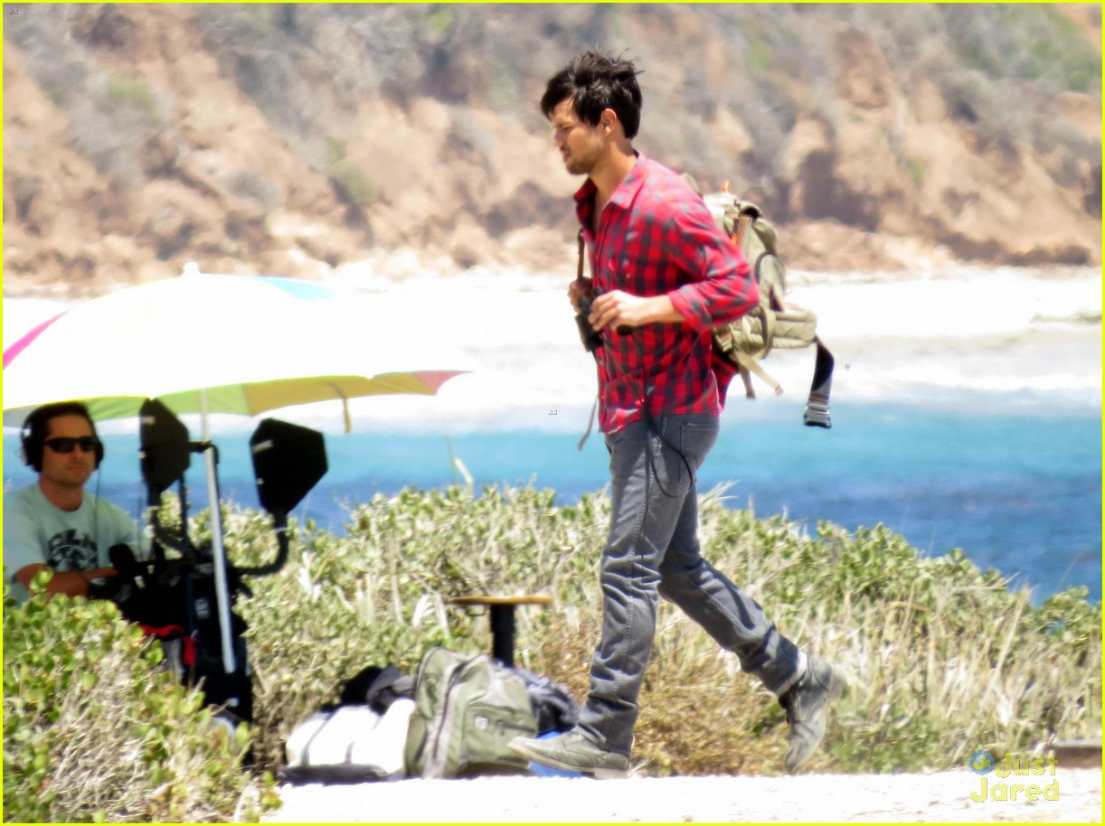 taylor lautner goes shirtless for run the tide beach scenes 07