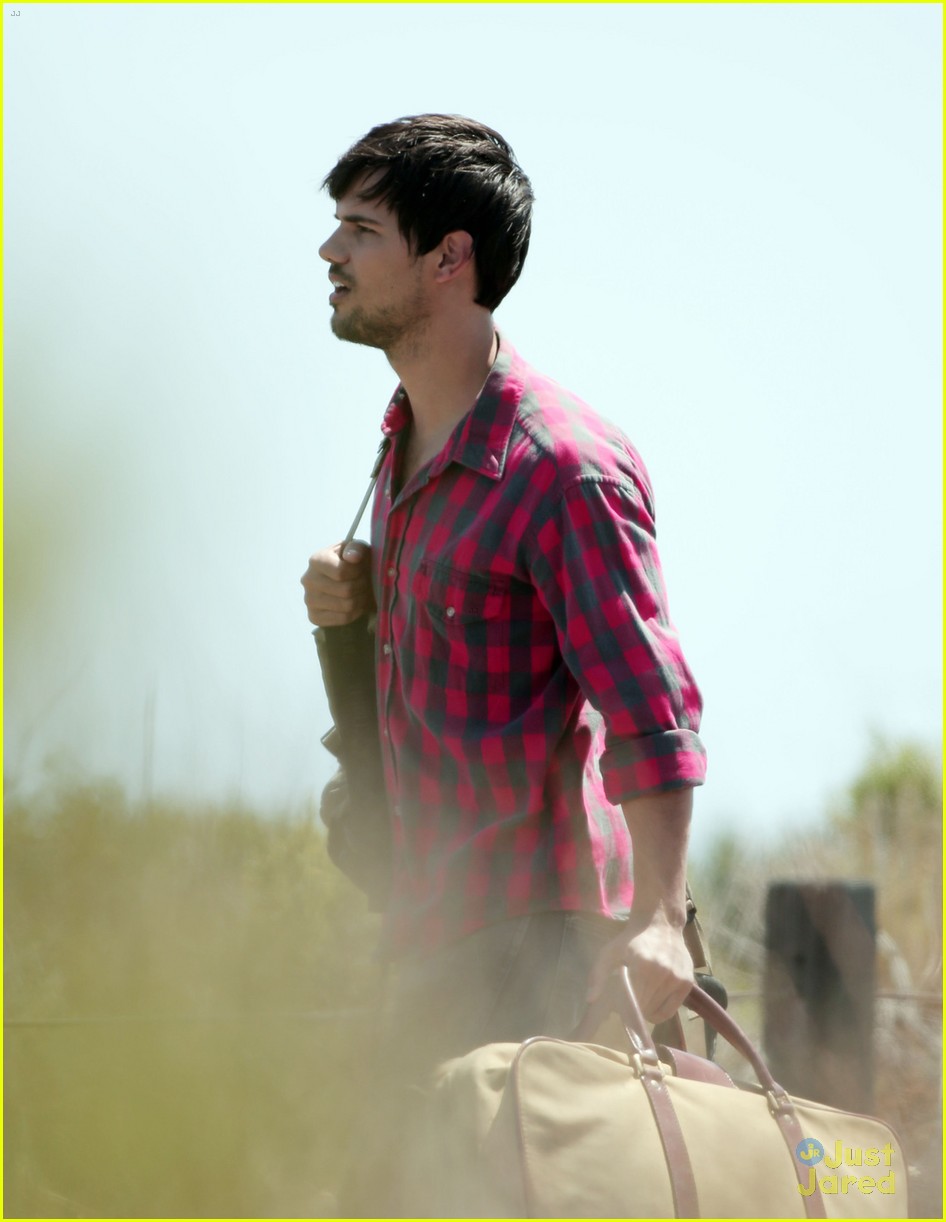 taylor lautner goes shirtless for run the tide beach scenes 09
