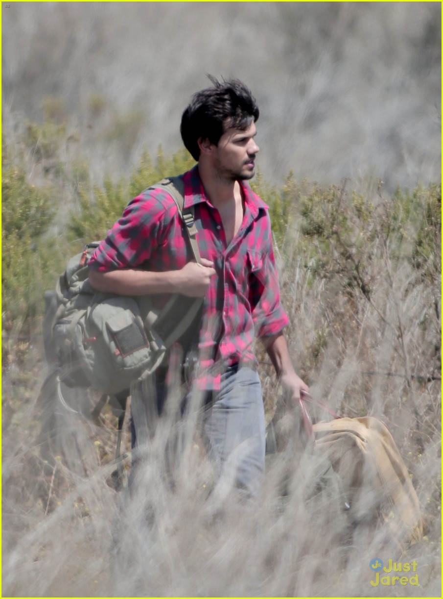 taylor lautner goes shirtless for run the tide beach scenes 10
