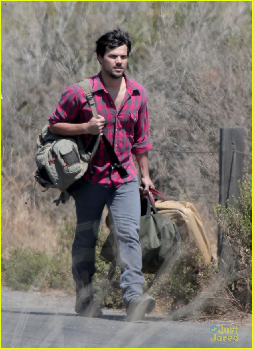taylor lautner goes shirtless for run the tide beach scenes 11