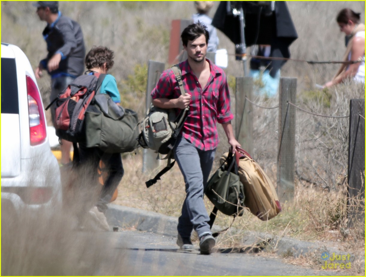 taylor lautner goes shirtless for run the tide beach scenes 12