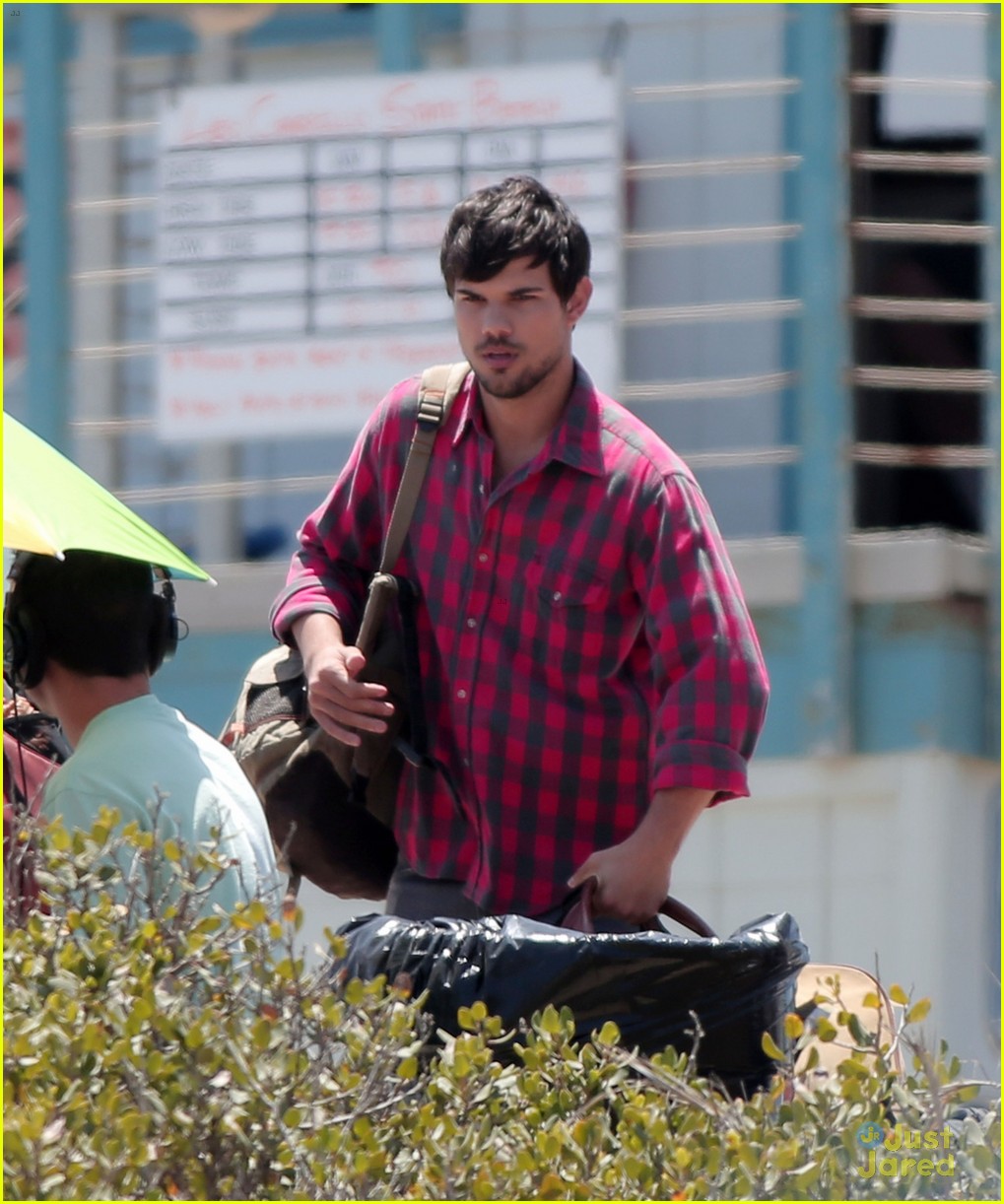 taylor lautner goes shirtless for run the tide beach scenes 14