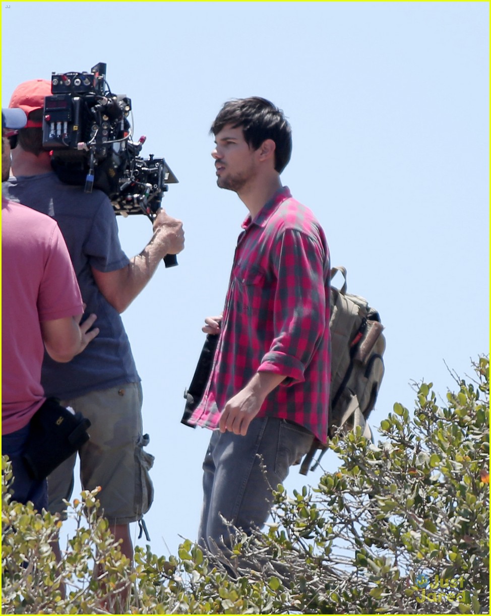 taylor lautner goes shirtless for run the tide beach scenes 15