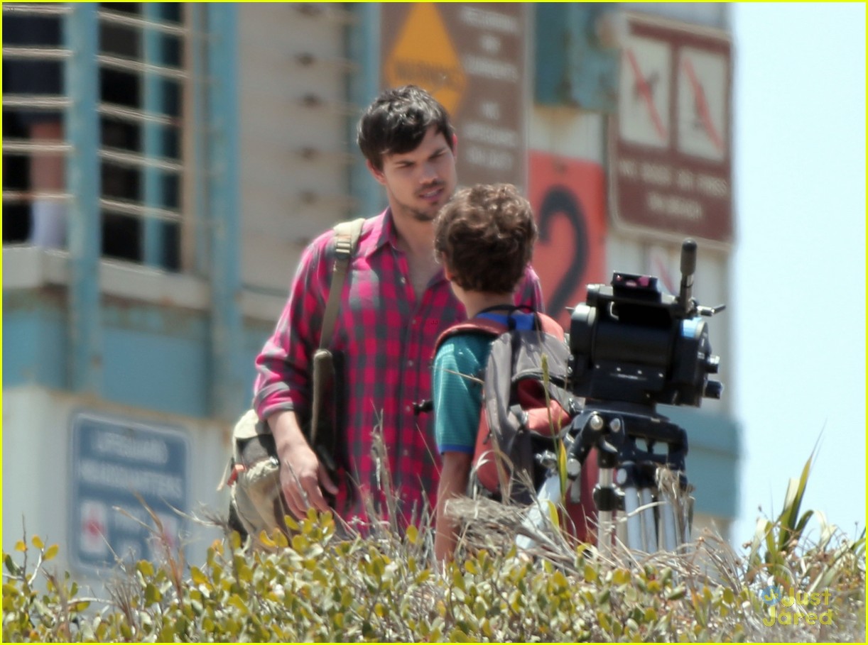 taylor lautner goes shirtless for run the tide beach scenes 17