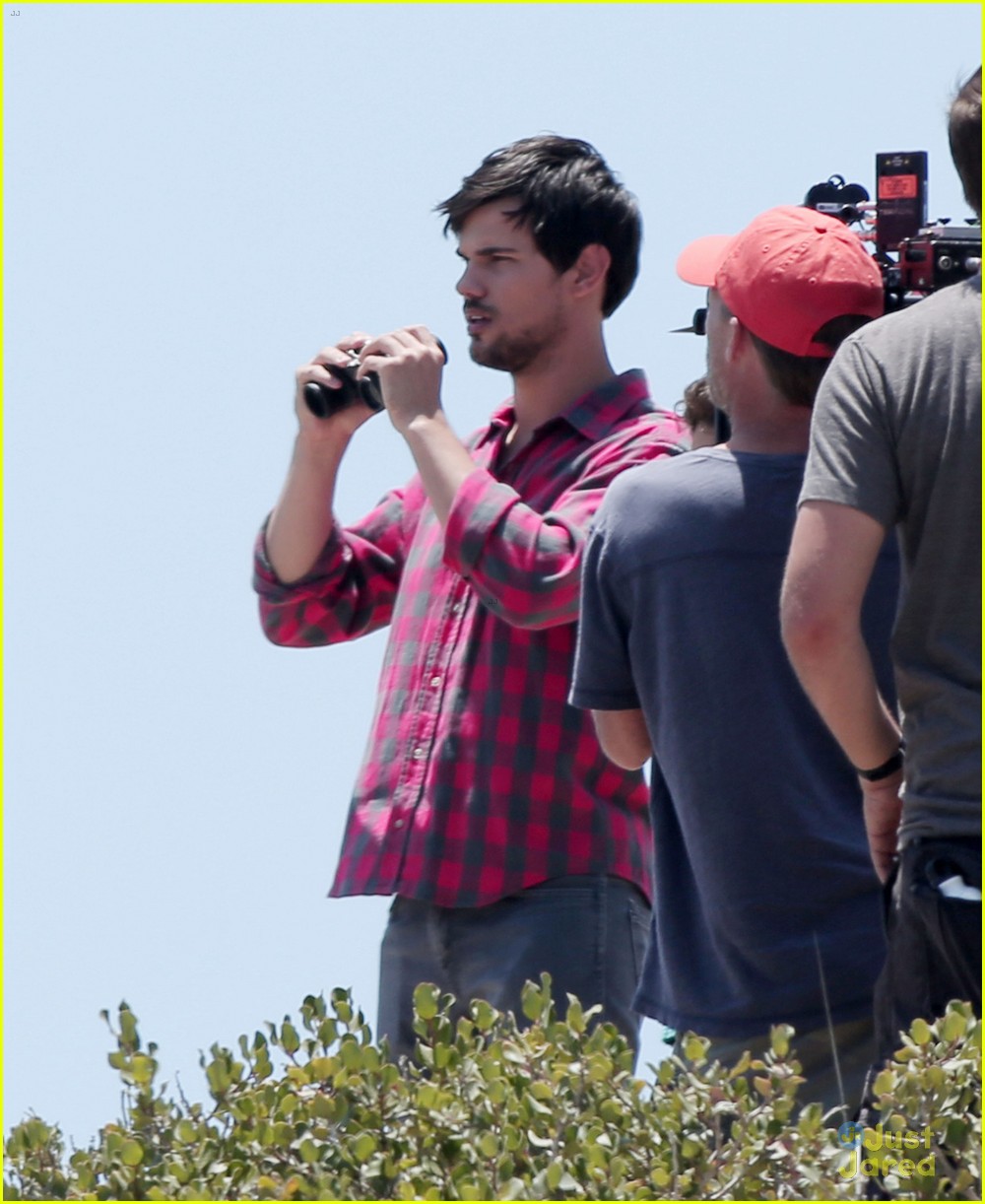 taylor lautner goes shirtless for run the tide beach scenes 20