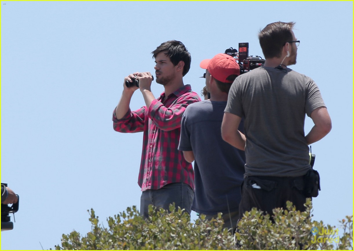 taylor lautner goes shirtless for run the tide beach scenes 21