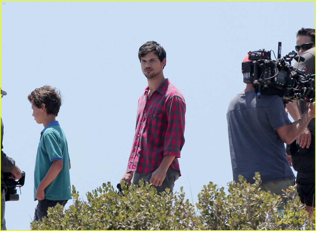 taylor lautner goes shirtless for run the tide beach scenes 22