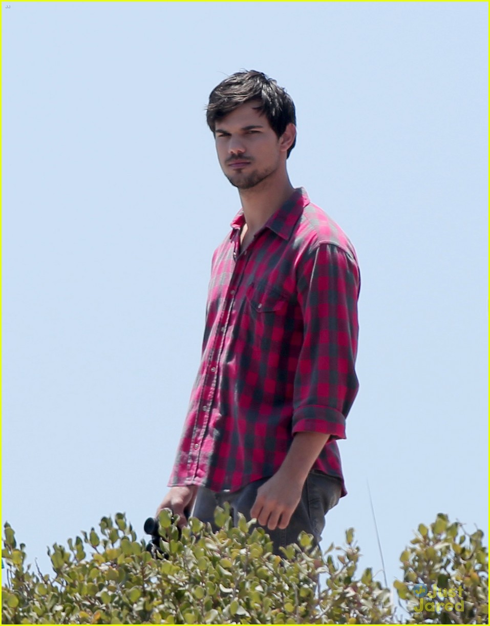 taylor lautner goes shirtless for run the tide beach scenes 24