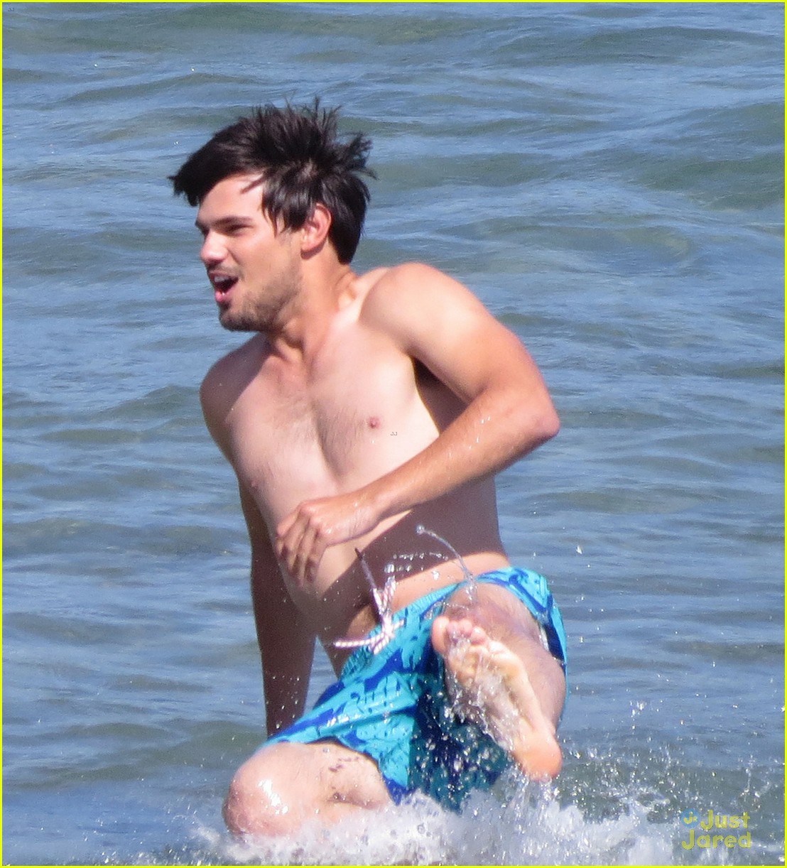 taylor lautner goes shirtless for run the tide beach scenes 25