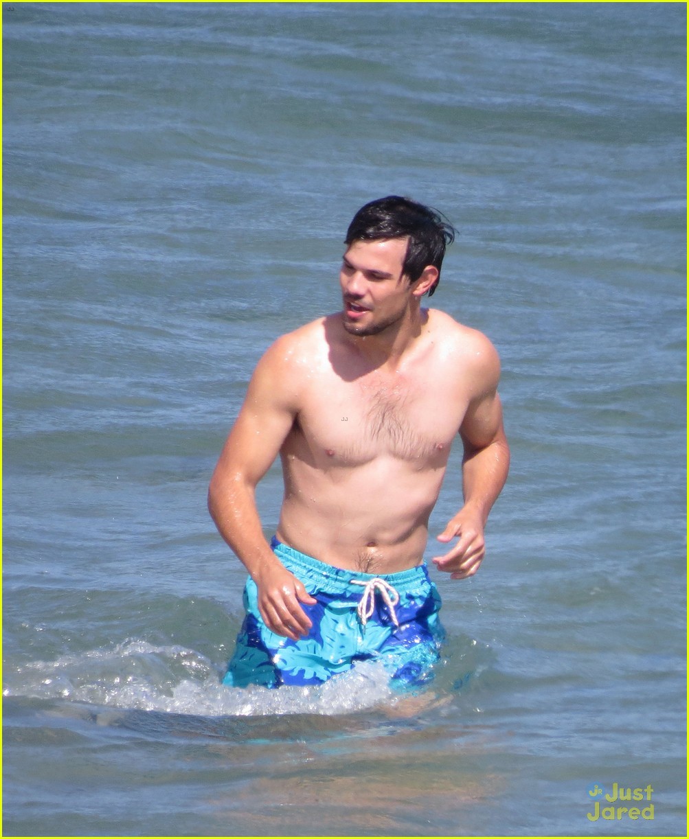 taylor lautner goes shirtless for run the tide beach scenes 33
