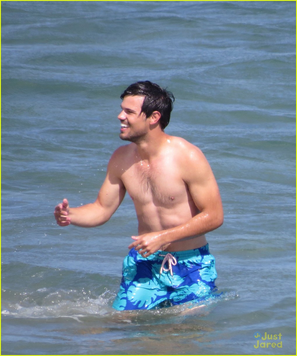taylor lautner goes shirtless for run the tide beach scenes 34