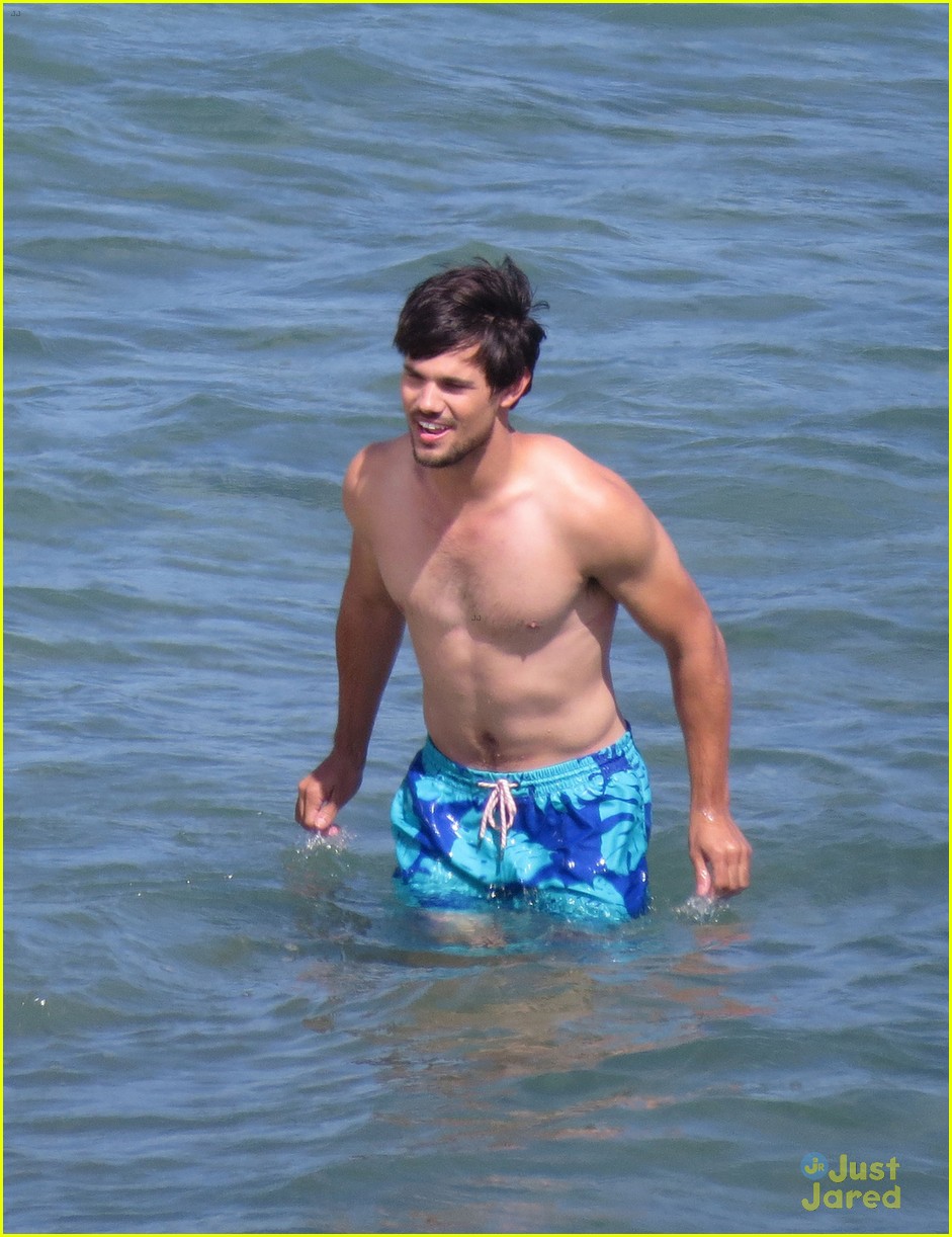 taylor lautner goes shirtless for run the tide beach scenes 36