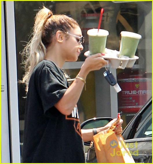 vanessa hudgens green smoothies cover face 04
