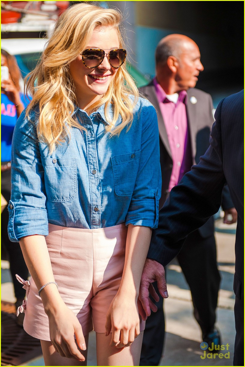 chloe moretz mobbed by fans if i stay chicago cupcakes 04