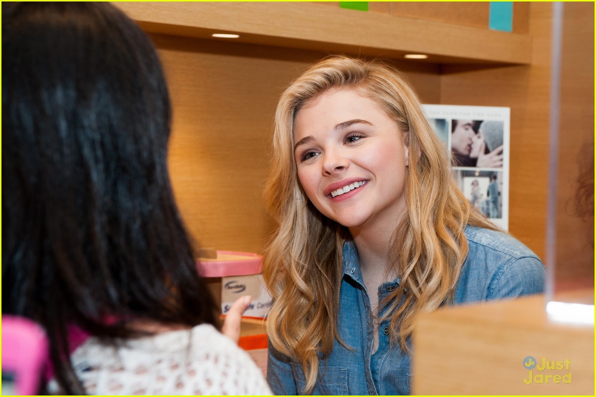 chloe moretz mobbed by fans if i stay chicago cupcakes 05
