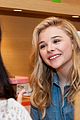 chloe moretz mobbed by fans if i stay chicago cupcakes 05