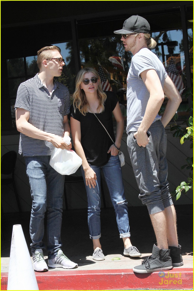 chloe moretz lunch in la wishes she was in nyc 01
