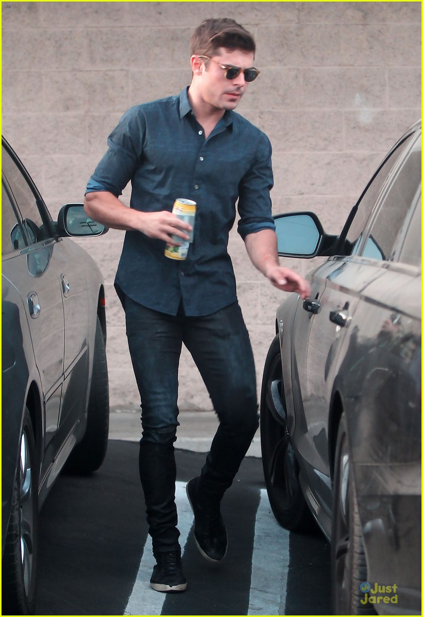 zac efron steps out after addressing addiction 04