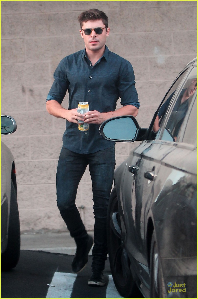 zac efron steps out after addressing addiction 05