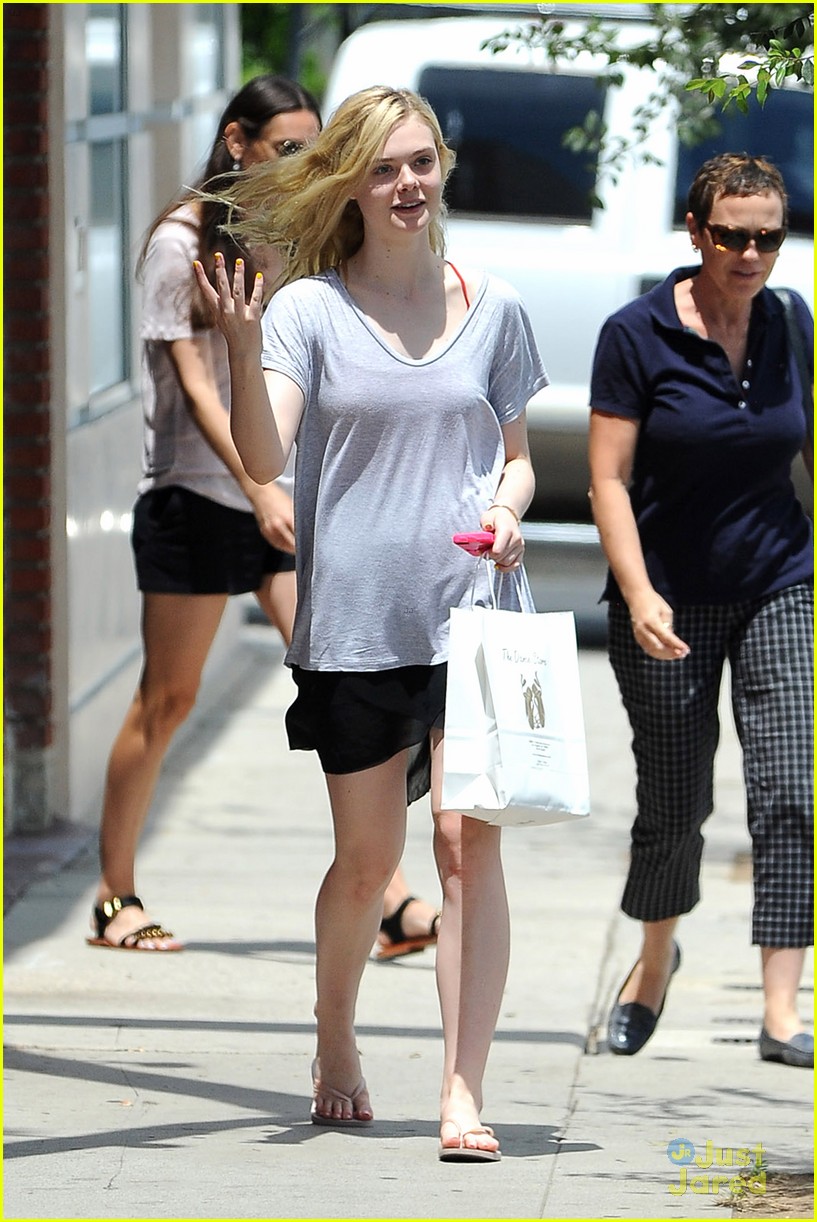 elle fanning switches casual chic outfits errands 08
