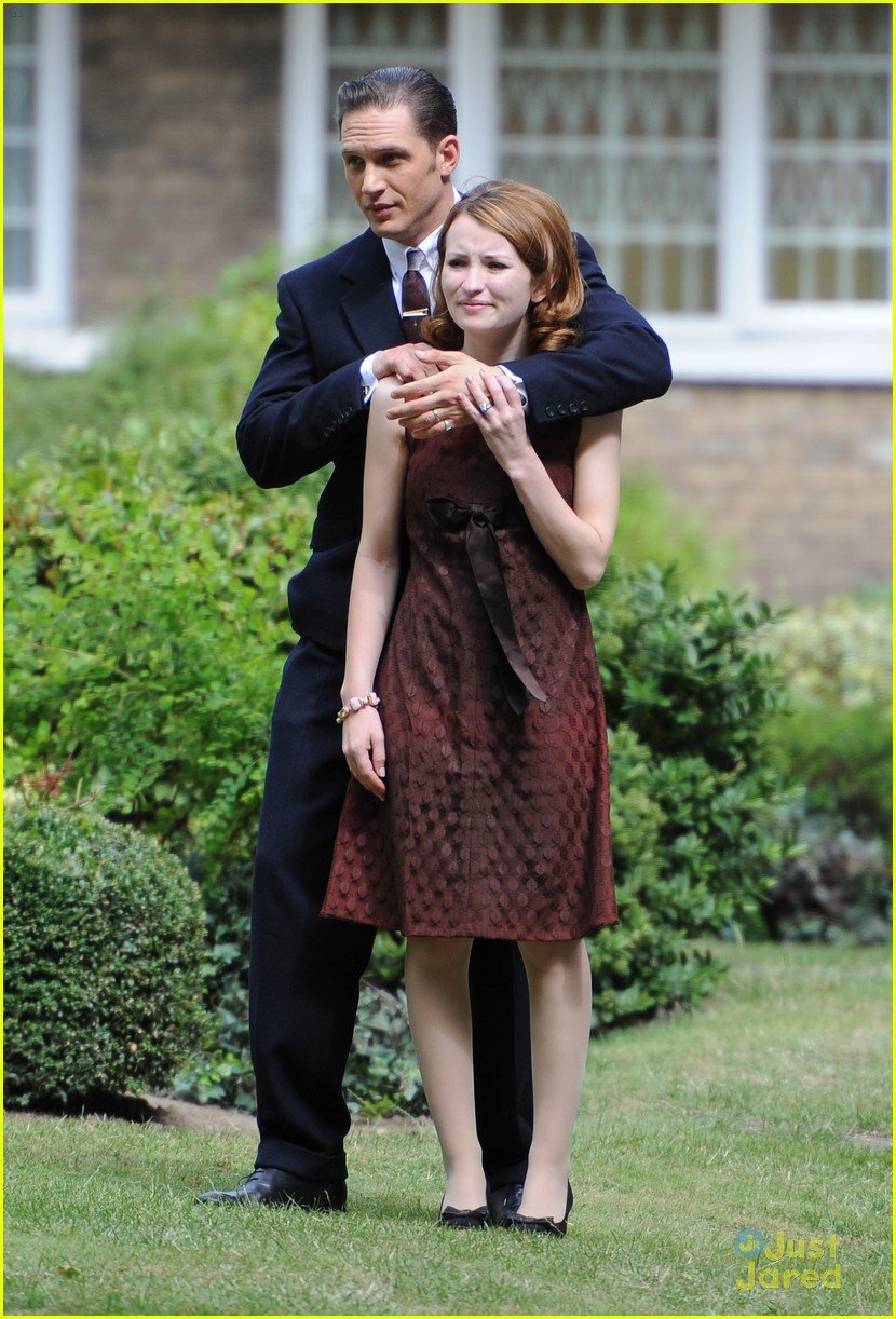 emily browning fights with tom hardy in the rain kiss make up 19