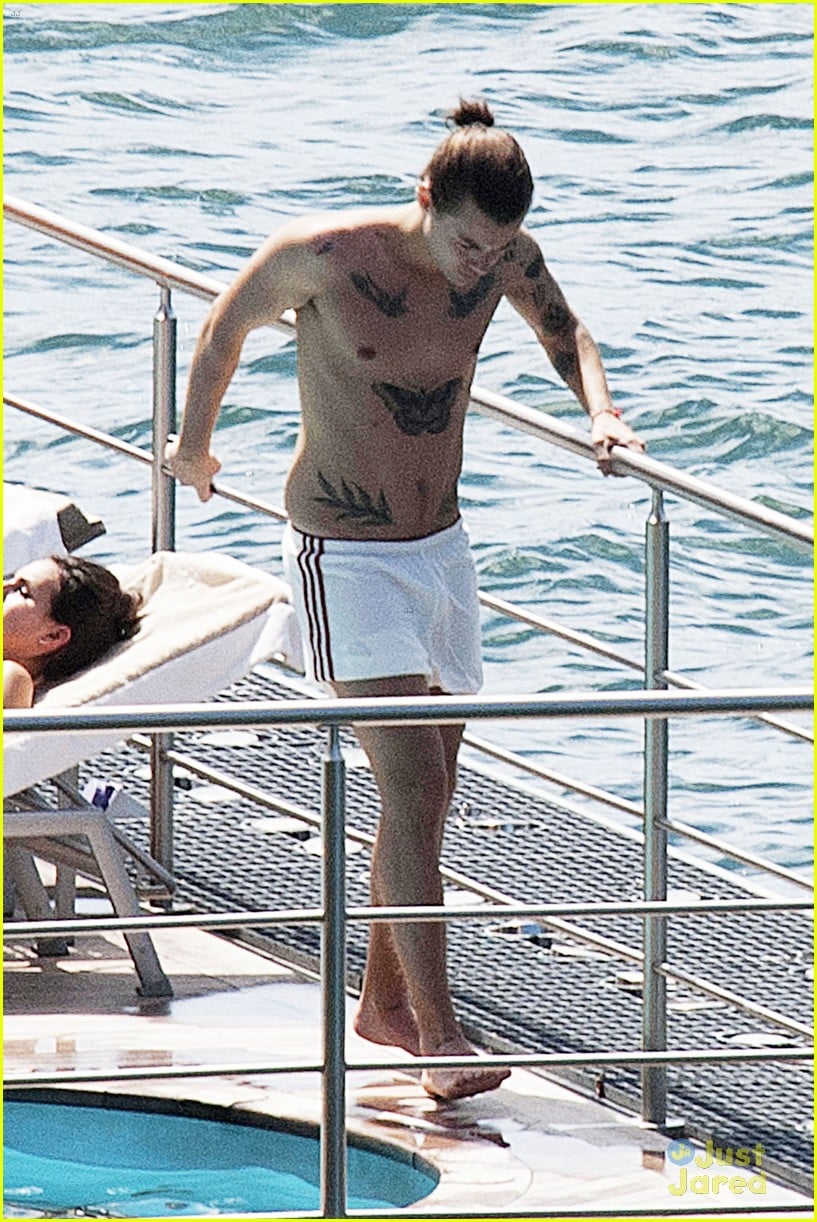 harry styles shirtless ponytail pool italy 26