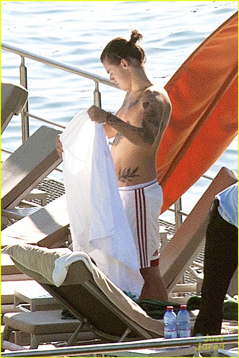 harry styles shirtless ponytail pool italy 28