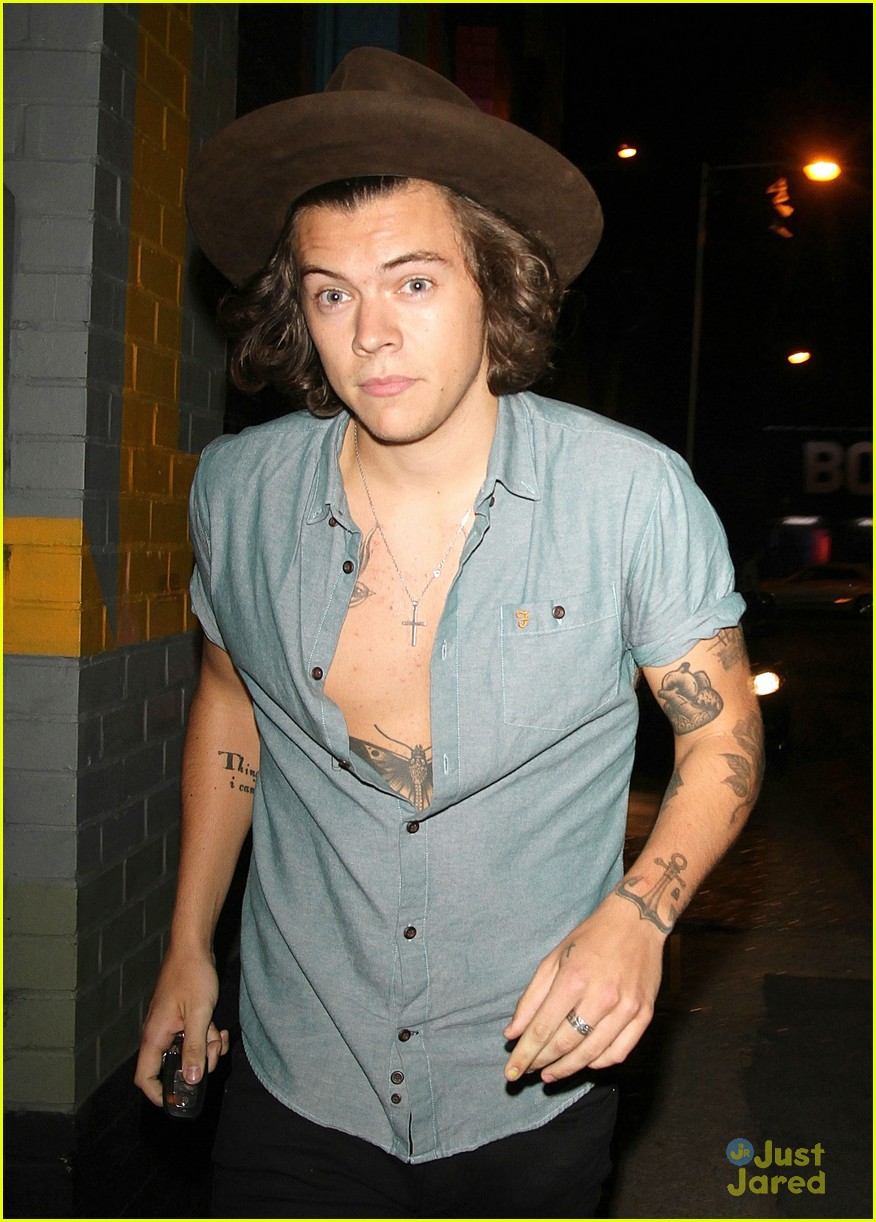 harry styles leaves his shirt unbuttoned 01